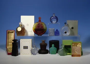 Auswahl an Duftflaschen (Glas)